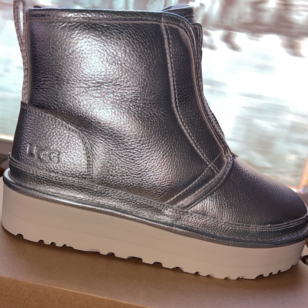 UGG